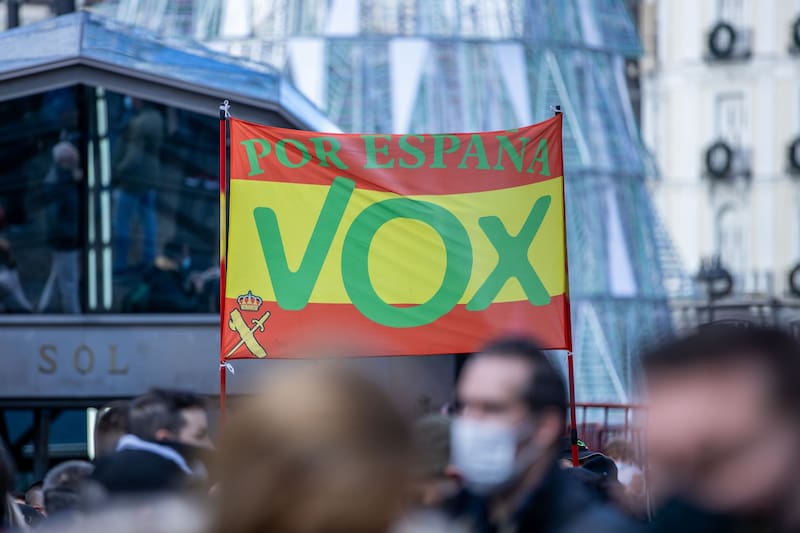 Partidos como Vox y PP han impulsado mociones simbólicas en contra del presidente en distintos municipios del país.