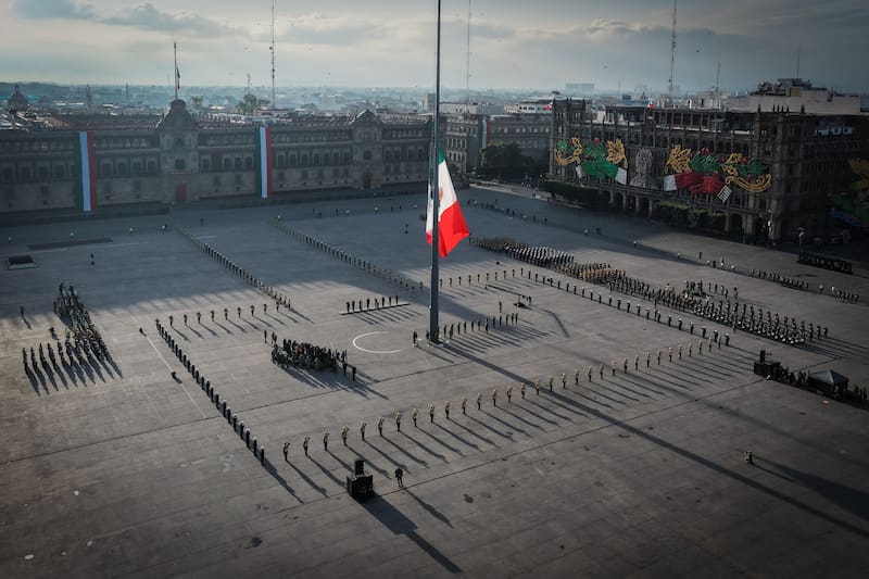 Bandera de México a media asta en una ceremonia para honrar la memoria de las víctimas de los terremotos del 19 de septiembre de 1985 y 2017.