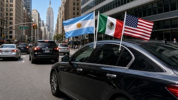 Colocar una bandera patria en la ventanilla del auto: qué significa y por qué es motivo de multa en estos casos