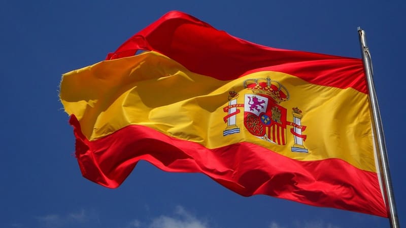 Oficial | La DGT puede multarte por llevar una bandera colgada de la ventanilla del coche: estos son los casos. Fuente: Pixabay