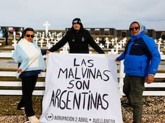 “Las Malvinas son argentinas”: la réplica de la bandera de la Selección que llegó a las Islas