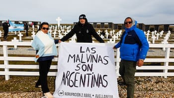 “Las Malvinas son argentinas”: la réplica de la bandera de la Selección que llegó a las Islas