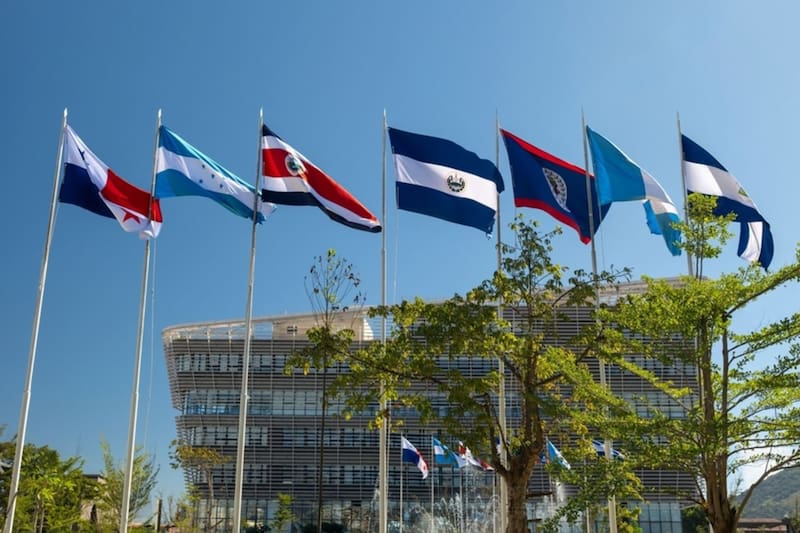 De acuerdo con estimaciones recientes de organismos regionales, tanto Costa Rica como Honduras registrarían un crecimiento económico cercano al 3,9% en 2026, una cifra que supera el promedio centroamericano. Imagen: archivo.