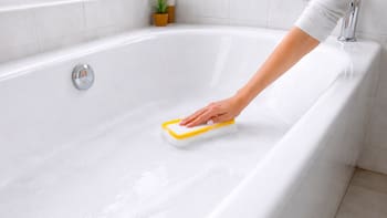 Mantener la bañera como nueva y sin manchas amarillas: cómo recomiendan limpiarla y con qué truco