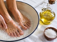 Lavarse los pies con sal y aceite: por qué cada vez más personas lo recomiendan y para qué sirve