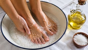 Lavarse los pies con sal y aceite: por qué cada vez más personas lo recomiendan y para qué sirve
