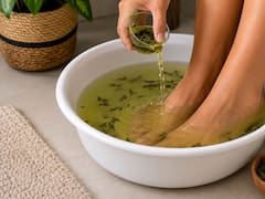 Remojar los pies en té verde: para qué sirve y cómo actúa, según un ensayo clínico