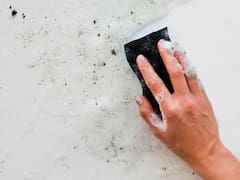 El limpiador desinfectante de Aldi que ayuda a prevenir los hongos y desinfecta el baño por menos de 3 euros