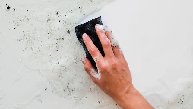 El limpiador desinfectante de Aldi que ayuda a prevenir los hongos y desinfecta el baño por menos de 3 euros