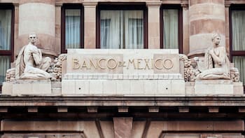Banxico descarta alarma por dólar en 18 pesos y ve saludable ajuste del peso