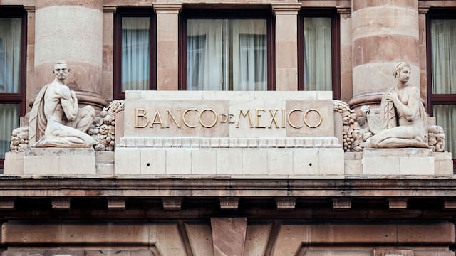 Banxico descarta alarma por dólar en 18 pesos y ve saludable ajuste del peso