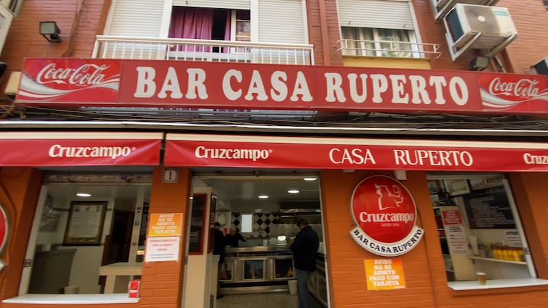 Ubicado en Triana desde 1970, Casa Ruperto se ha consolidado como uno de los bares más representativos de la gastronomía popular sevillana.