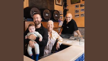 El mítico bar La Plata celebra 80 años con solo cuatro platos en el menú: todo queda en familia