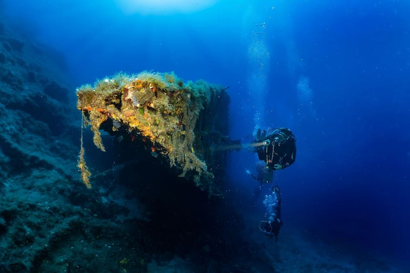El barco, de 2400 años de antigüedad, conserva su estructura completa gracias a la falta de oxígeno en las profundidades.