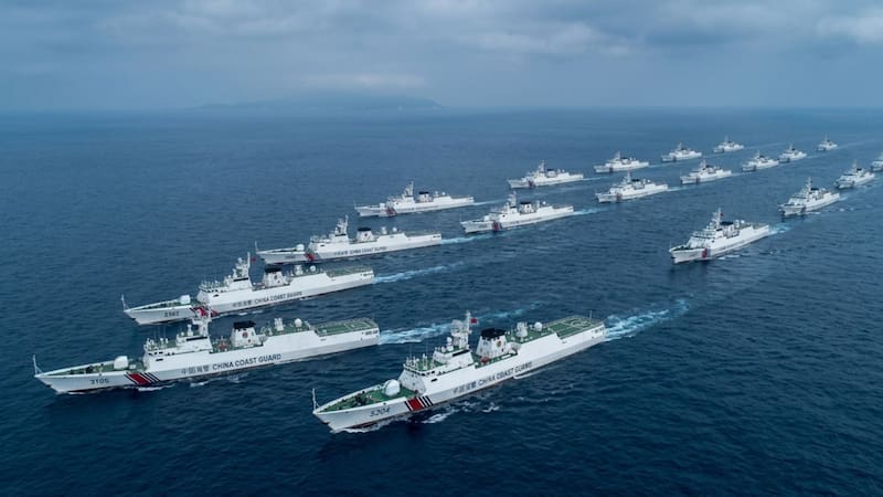 Una muralla flotante de 300 kilómetros en medio del mar: China desafía a tres potencias mundiales y pone en jaque la libertad de navegación en Asia.