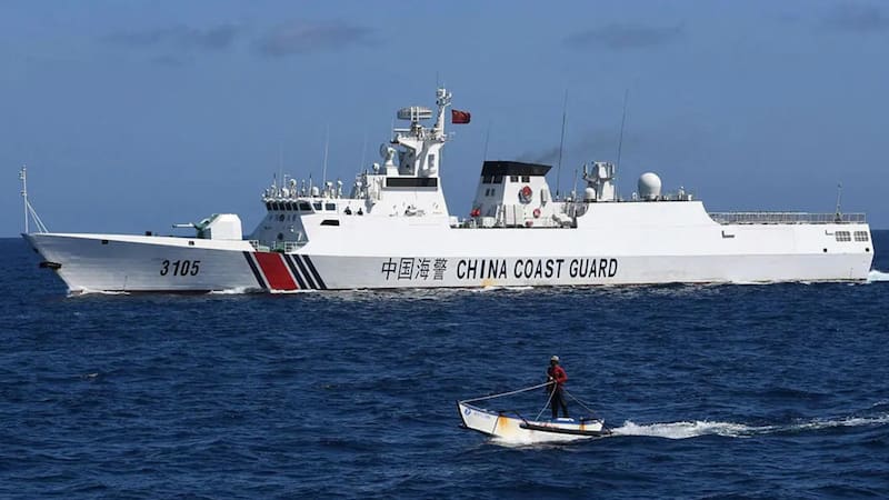 Una muralla flotante de 300 kilómetros en medio del mar: China desafía a tres potencias mundiales y pone en jaque la libertad de navegación en Asia.