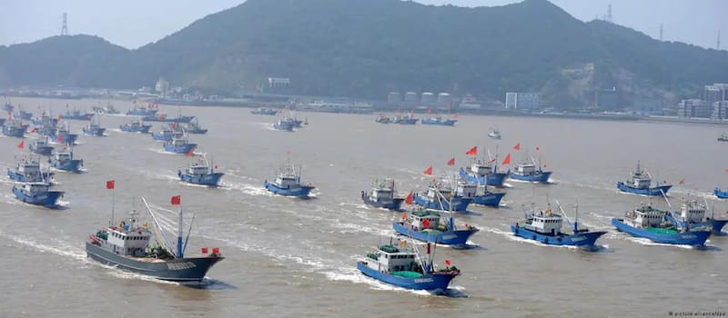 Alrededor de 1.400 barcos pesqueros chinos se organizaron en una formación compacta que se extendió por unos 320 kilómetros en el Mar de China Oriental. Imagen: archivo.