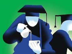 Estudiaron años, deben una fortuna...y hoy son baristas: desencanto de los graduados en EE.UU