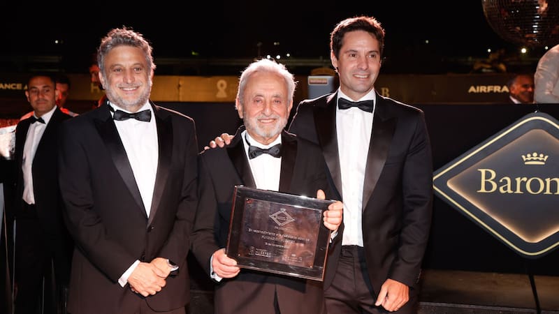 Leandro y Pedro Cahn, directores de Fundación Huésped, junto a Pablo Landaburu, Director General de Moët Hennessy Argentina, en el Prix Baron B Édition Solidarité