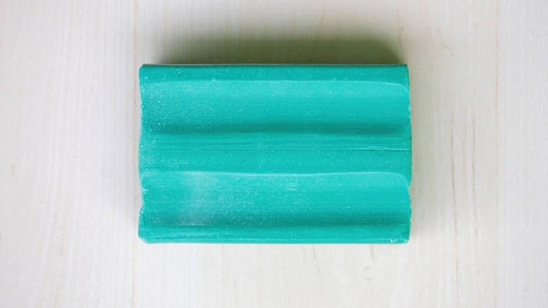 Barra tradicional de jabón en color verde para lavar platos.