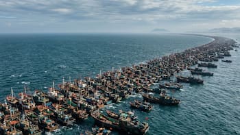China se opone a toda Asia y construye una barrera de embarcaciones en medio del mar: mide más de 300 km y pone nerviosas a varias potencias mundiales