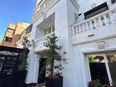 El mayor “influencer” del real estate compró una mansión a la vuelta del millonario Peter Thiel