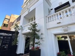 El mayor “influencer” del real estate compró una mansión a la vuelta del millonario Peter Thiel