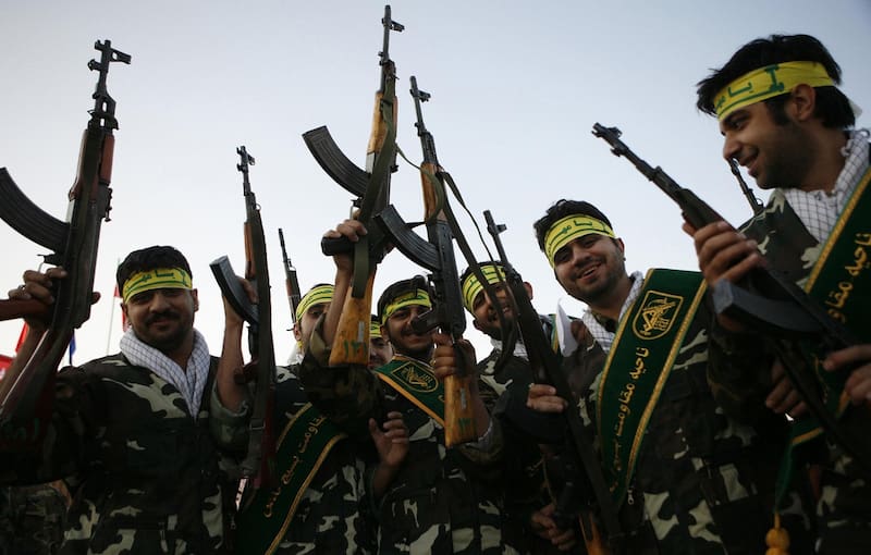 Miembros iraníes del batallón Ashura de la milicia Basij participan en un desfile militar