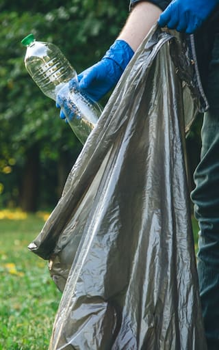 Multa irrisoria: las personas que boten la basura a la calle de esta forma serán sancionados por miles de pesos