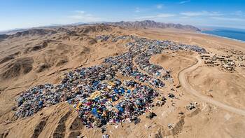 Antes era ropa, hoy cubre el desierto de Atacama y ya puede verse desde el espacio: cómo se formó esa montaña de prendas