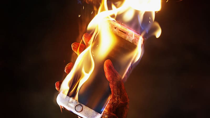 Adiós definitivo | Europa fuerza un cambio total en los móviles desde 2027: ya no te podrás quedar sin batería. Fuente: Adobe