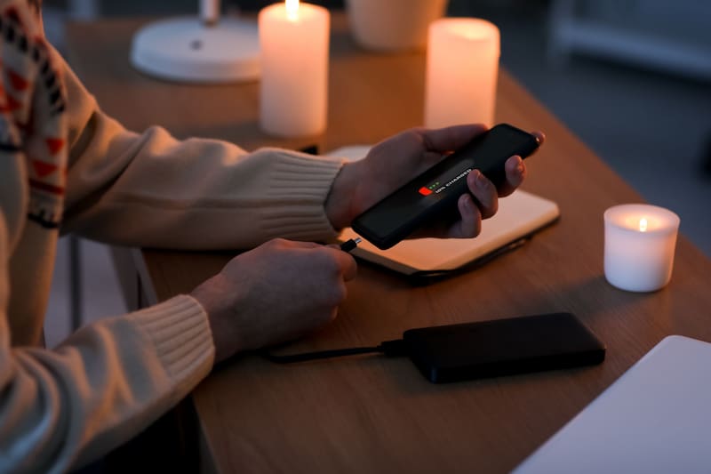 Un cargador portatil solar puede ser útil en caso de apagones (Fuente: Shutterstock)