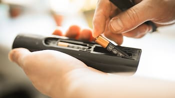 Lo que todos tienen en casa y acaba en el bote de basura: es la gran solución a un problema común en casa