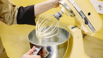 Se despiden las batidoras tradicionales: El nuevo electrodoméstico de Lidl mezcla, bate y amasa por menos de 12 euros