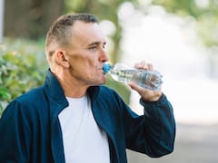 Cuánta agua hay que tomar por día para cuidar el corazón y regular la presión arterial