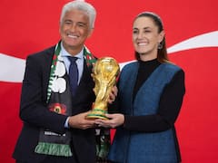 Claudia Sheinbaum ‘levanta’ la Copa del Mundo a 100 días de que inicie el Mundial 2026