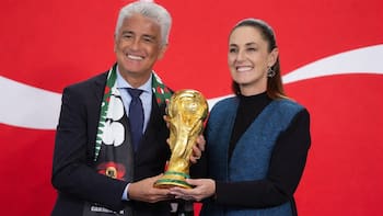 Claudia Sheinbaum ‘levanta’ la Copa del Mundo a 100 días de que inicie el Mundial 2026