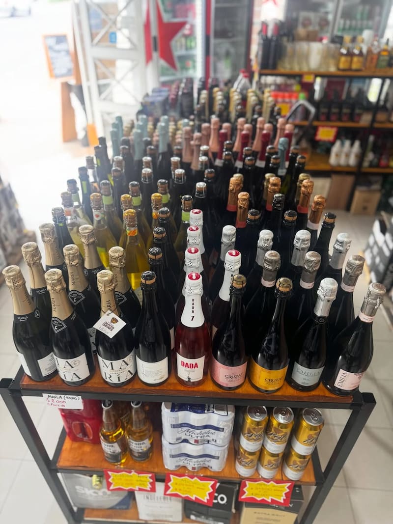 Los precios están fijados al costo, lo que implica valores más bajos que los del mercado. Foto (@oliverdrinks)