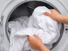 Cómo evitar que las sábanas se arruguen en la secadora, según expertos en lavandería