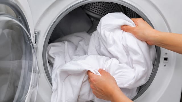 Cómo evitar que las sábanas se arruguen en la secadora, según expertos en lavandería