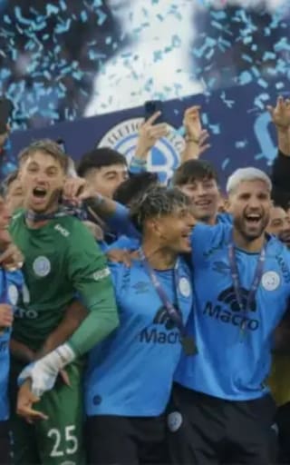 Un hincha de Belgrano llevó las cenizas de su padre de rodillas hasta la cancha para cumplirle su último deseo