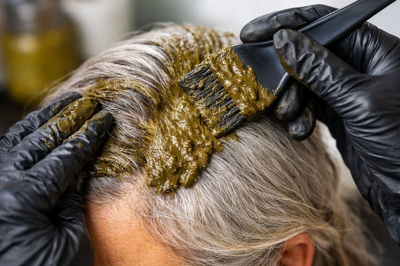 El tinte natural y libre de químicos que restaura la melanina del cabello. Fuente: Archivo.