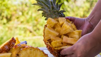 Beber agua de cáscara de piña: para qué sirve y por qué la recomiendan los expertos