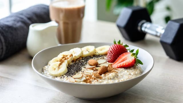 Para que sirve el desayuno proteico con avena, frutillas y bananas que se prepara fácil y te cambia la mañana