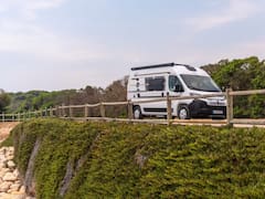 Esta nueva autocaravana con chasis Citroën está totalmente equipada: la camper cuenta con ducha, cocina y espacio para 4 personas