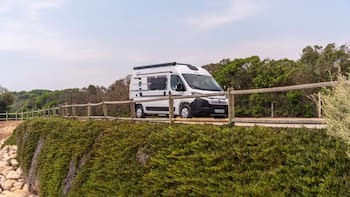 Esta nueva autocaravana con chasis Citroën está totalmente equipada: la camper cuenta con ducha, cocina y espacio para 4 personas