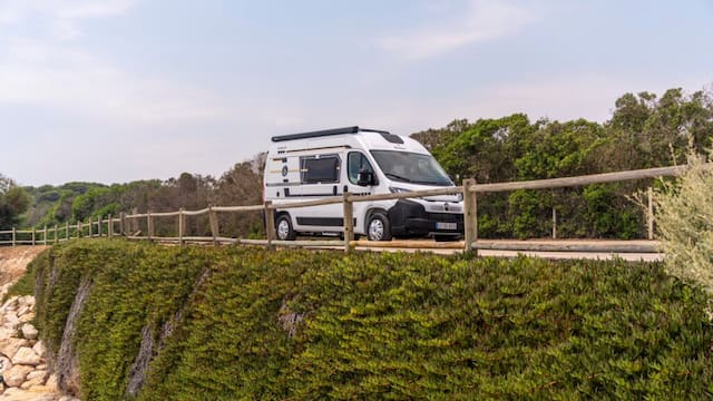 Esta nueva autocaravana con chasis Citroën está totalmente equipada: la camper cuenta con ducha, cocina y espacio para 4 personas