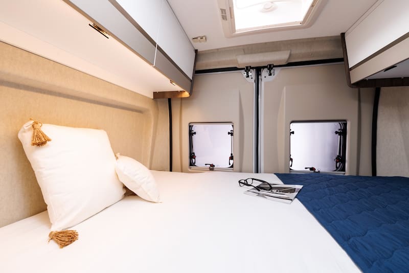 Esta nueva autocaravana con chasis Citroën está totalmente equipada: la camper cuenta con ducha, cocina y espacio para 4 personas.