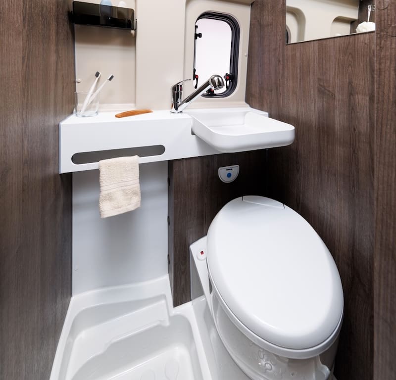 Esta nueva autocaravana con chasis Citroën está totalmente equipada: la camper cuenta con ducha, cocina y espacio para 4 personas.