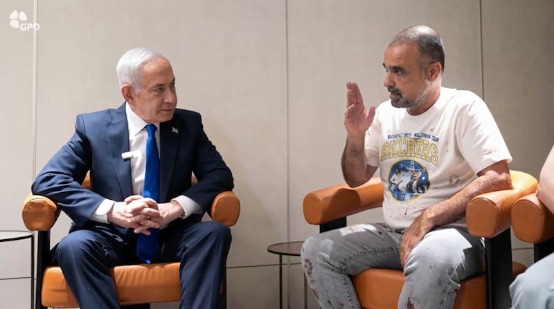 El primer ministro israelí, Benjamin Netanyahu, se reúne con Yaniv Hayun -pasajero del vuelo de FlyDubai-. Crédito: Reuters.